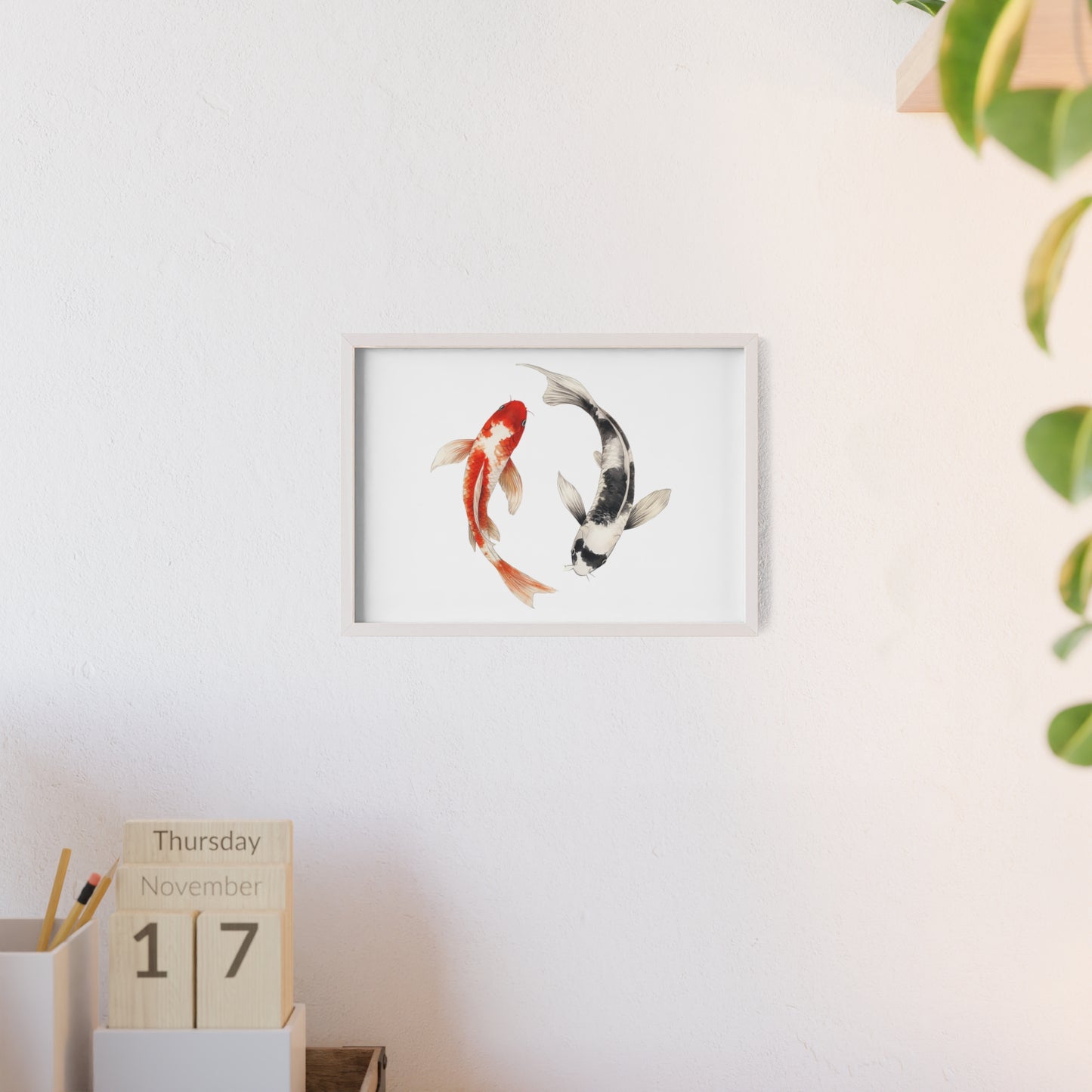 Kreisende Koi in Schwarz und Rot