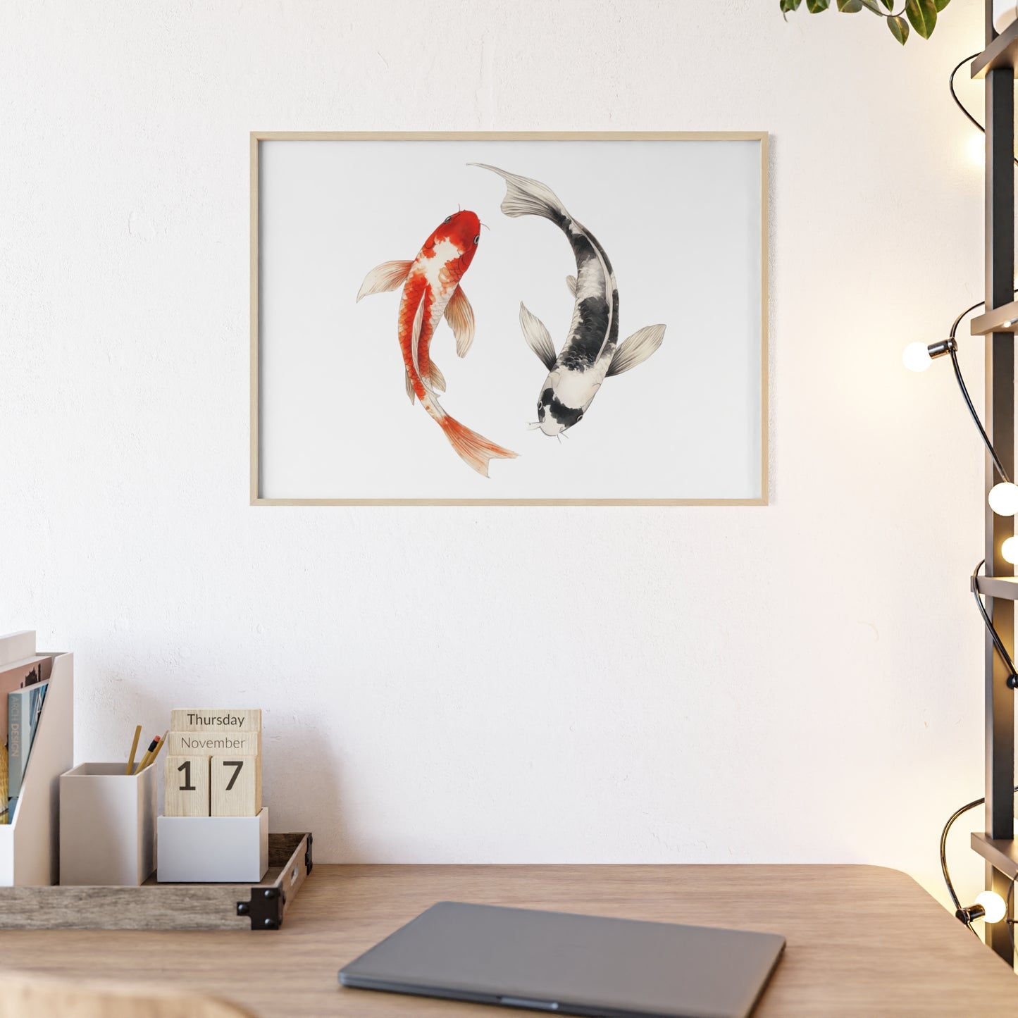 Kreisende Koi in Schwarz und Rot