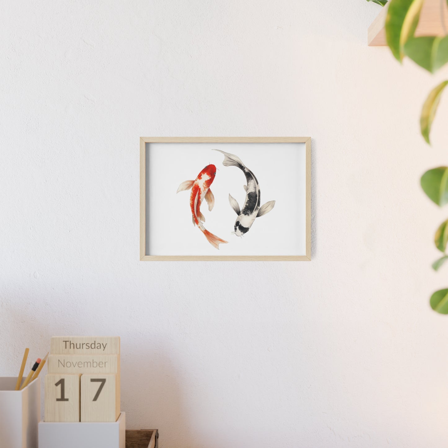 Kreisende Koi in Schwarz und Rot